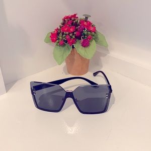 Oversized sun glasses